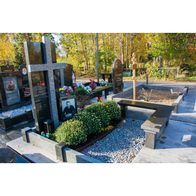 Гранитный памятник мужчине с большим крестом